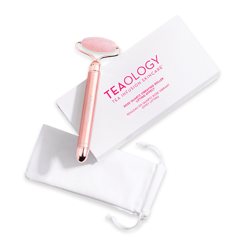Rosenquarz-Lifting-Roller von Teaology mit weißem Beutel und Verpackung.