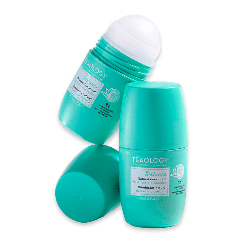 Zwei türkisfarbene TEAOLOGY Balance Deodorant-Roller mit geöffnetem und geschlossenem Deckel auf weißem Hintergrund.