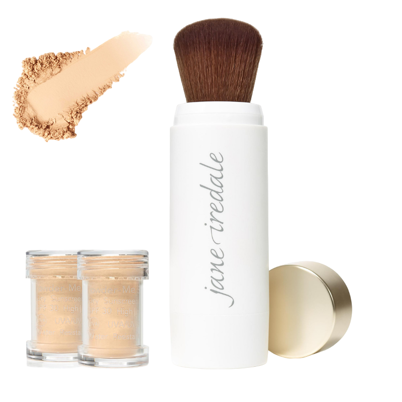 Jane Iredale Powder-Me SPF Pinsel in Golden mit zwei Nachfüllbehältern und einer Puderprobe.