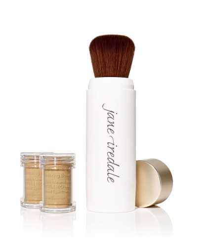 Make-up-Pinsel und zwei kleine Behälter mit Puder von Jane Iredale auf weißem Hintergrund.