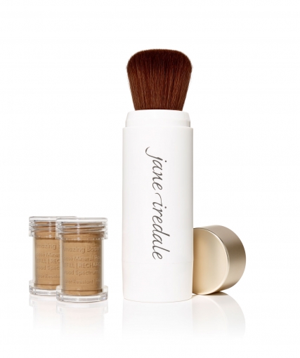 Jane Iredale Puderpinsel und zwei kleine Behälter mit losem Puder auf weißem Hintergrund.