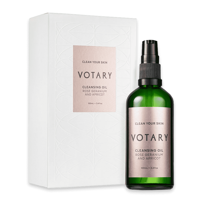 Grüne Flasche und weiße Box von Votary Cleansing Oil mit Rose, Geranie und Aprikose, 100 ml.
