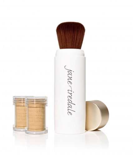 Jane Iredale Puderpinsel und zwei kleine Behälter mit losem Puder auf weißem Hintergrund.