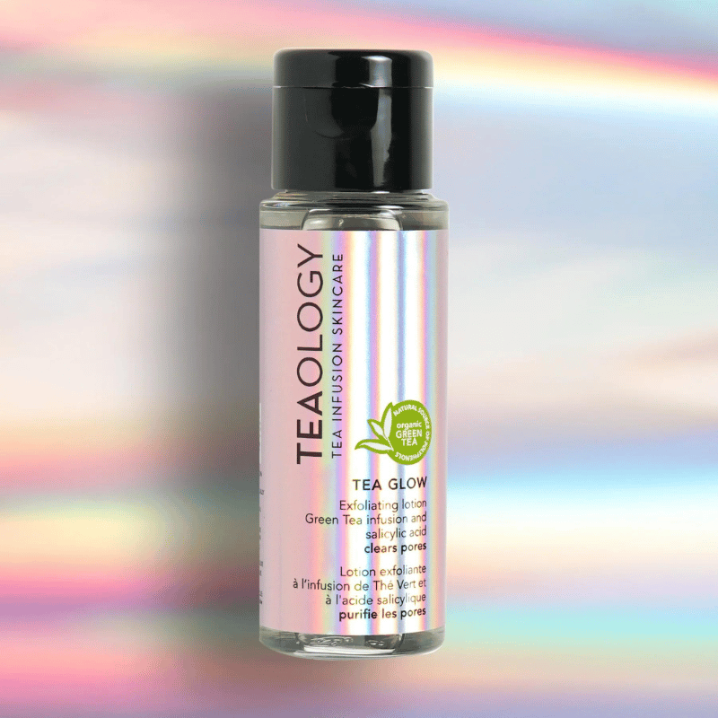 TEAOLOGY Tea Glow Exfoliating Lotion 50ml vor einem bunten Hintergrund.