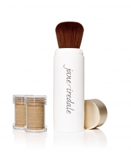 Jane Iredale Pinsel und zwei Dosen Puder auf weißem Hintergrund.