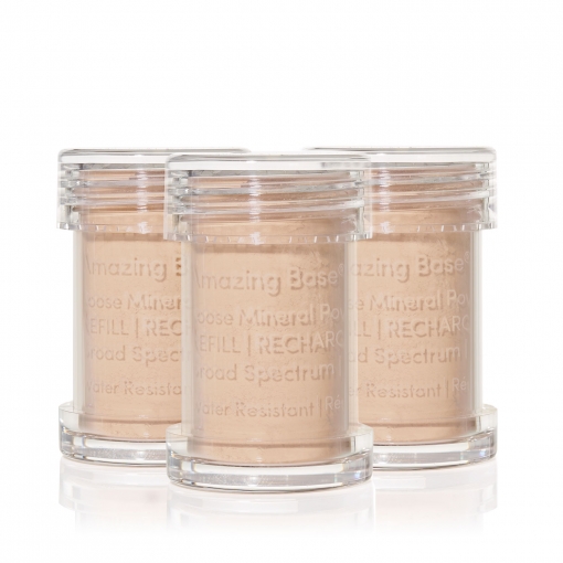 Drei durchsichtige Behälter mit losem Mineralpuder, beschriftet mit 'Amazing Base Loose Mineral Powder Refill'.