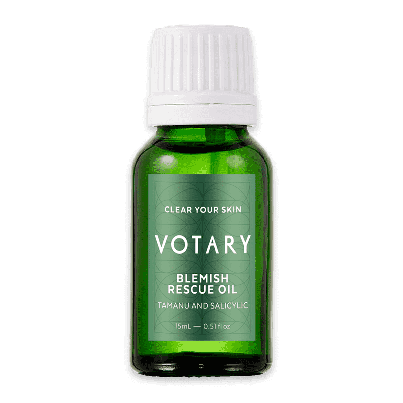 Grüne Flasche Votary Blemish Rescue Oil, 15ml, mit Tamanu und Salicylsäure, auf weißem Hintergrund.