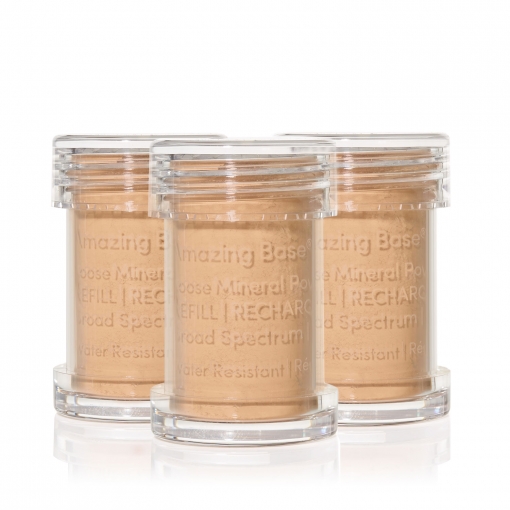 Drei durchsichtige Behälter mit losem Mineralpuder, beschriftet mit 'Amazing Base Loose Mineral Powder Refill'.