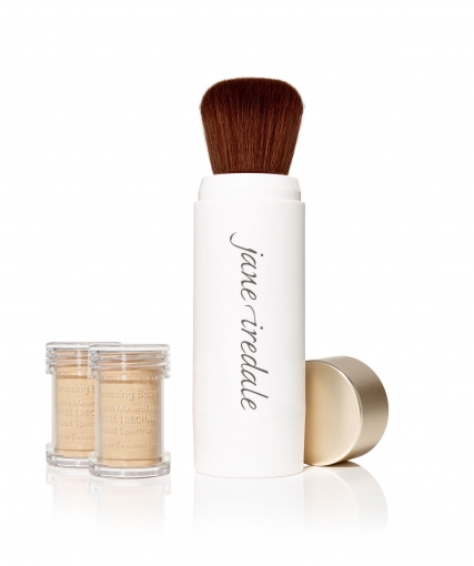 Jane Iredale Puderpinsel mit zwei Nachfüllbehältern, weißer Griff, braune Borsten, goldener Deckel.