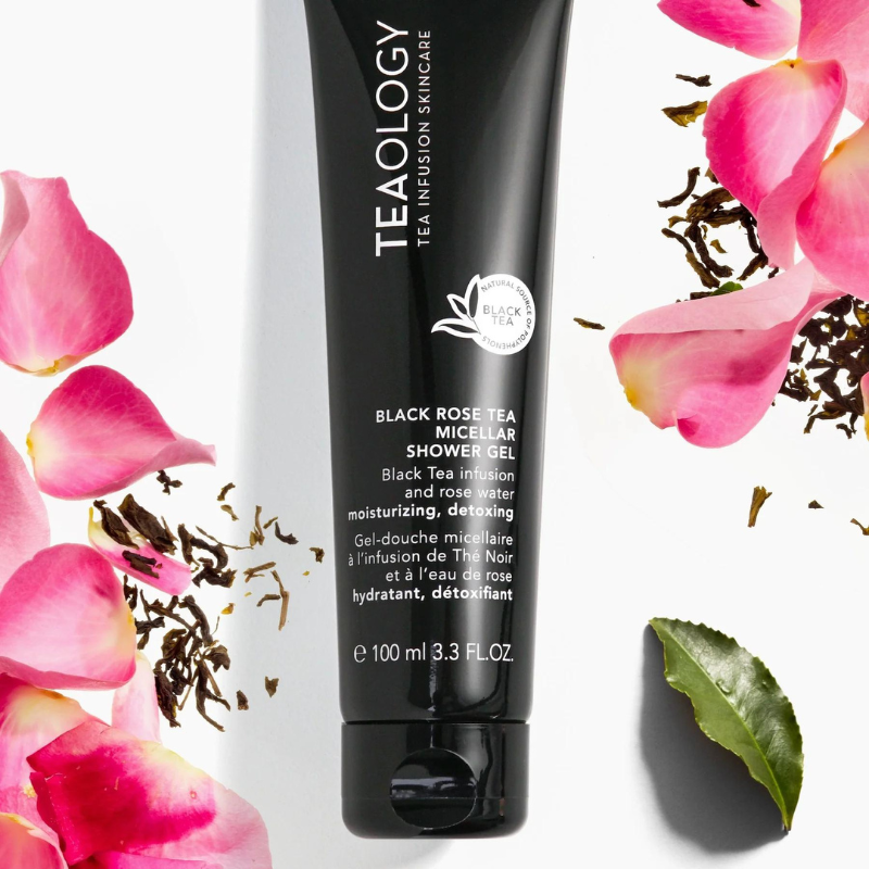TEAOLOGY Black Rose Tea Micellar Shower Gel 100ml, umgeben von Rosenblättern und Teeblättern.