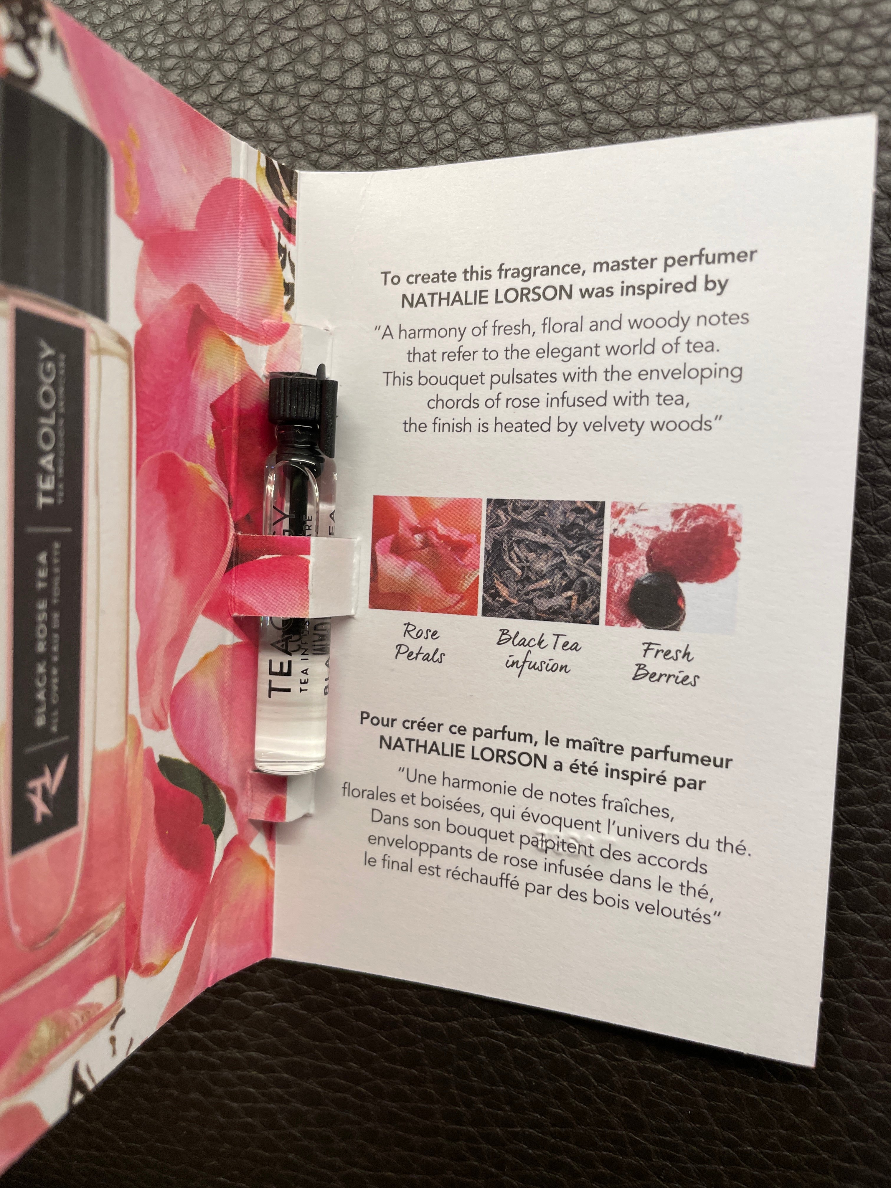 Eine Duftprobe mit einer Beschreibung in Englisch und Französisch, die die Inspiration und Duftnoten des Parfums erklärt.
