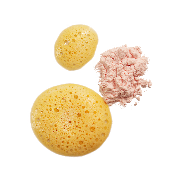 Gelber Enzym-Vitamin-C-Reiniger in flüssiger und pulverisierter Form auf transparentem Hintergrund.