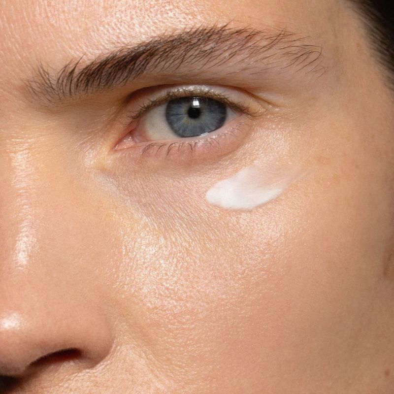 MADARA Organic Skincare RETINOL ALTERNATIVE suero de ojos alternativo con retinol de origen vegetal