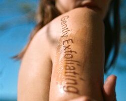 L:A BRUKET No. 326 Exfoliating Body Serum Sérum corporal exfoliante