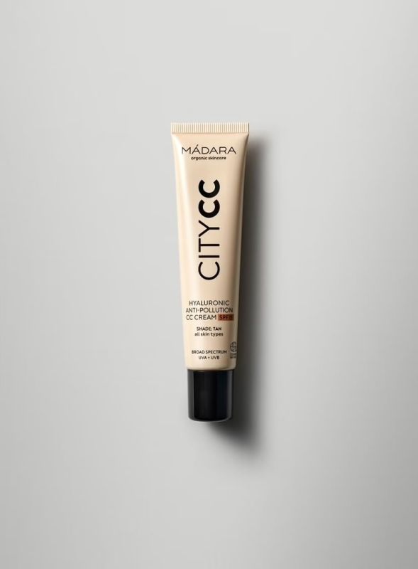 MADARA Organic Skincare CITY CC Hyaluronic Anticontaminación CC crema SPF15 - TAN