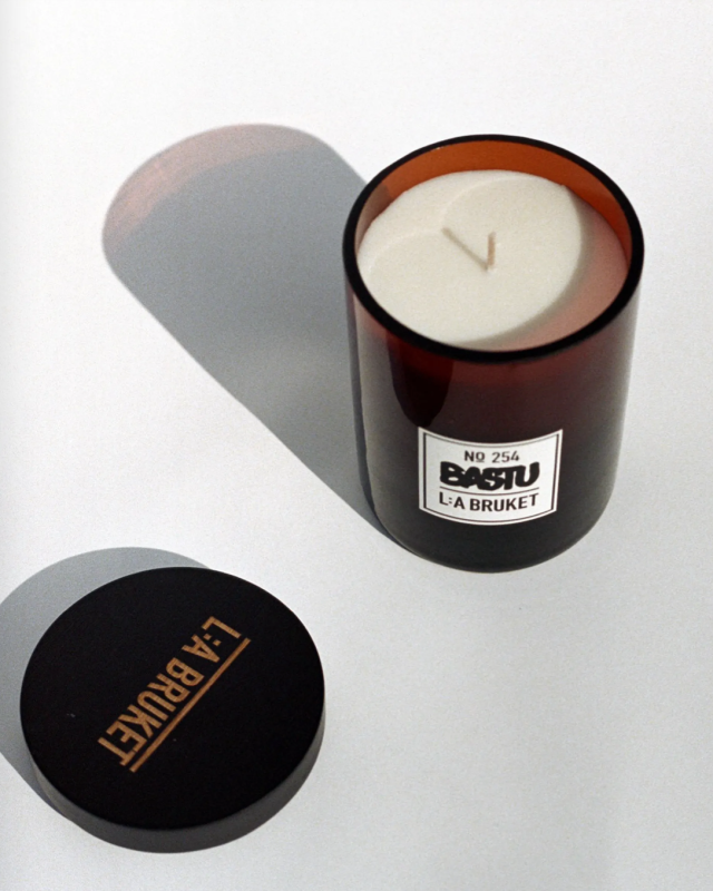 L:A BRUKET No. 254 Scented Candle Bastu 260 g Vela aromática