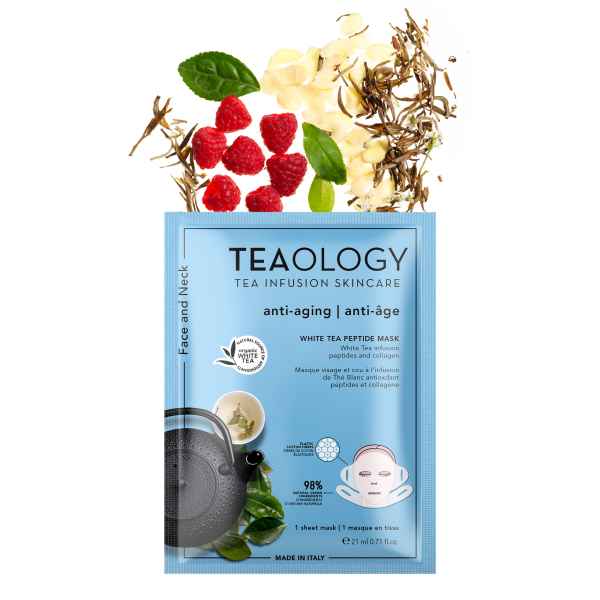 TEAOLOGY White Tea Peptide Mask, Anti-Aging, 21 ml, Verpackung mit Teeblättern, Himbeeren und Blüten im Hintergrund.