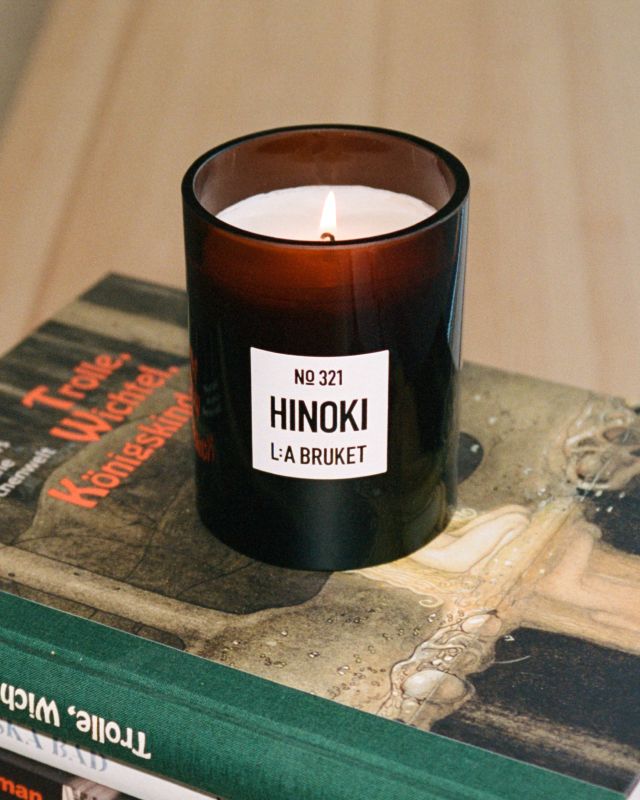L:A BRUKET No. 321 Vela aromática Hinoki 260g Duftkerze